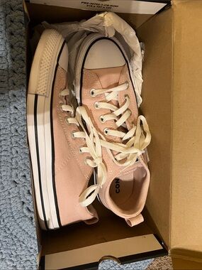 BRAND NEW Converse Low Top Sneakers in Pale Pink and White